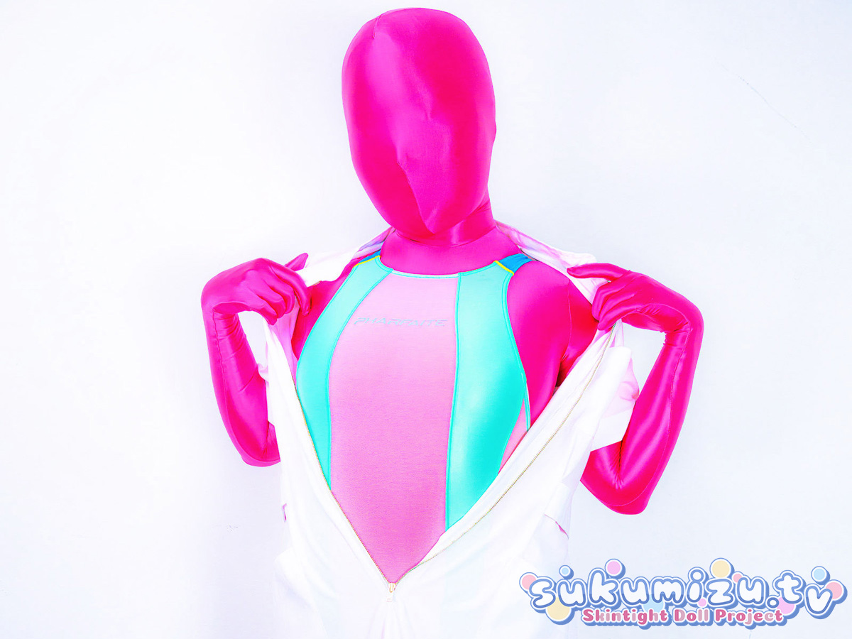 ゼンタイ姿のLISAさんがナース服を脱ぐところ